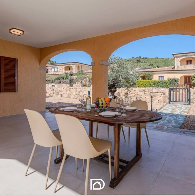 Veranda con archi e vista di una villa gestita in Sardegna